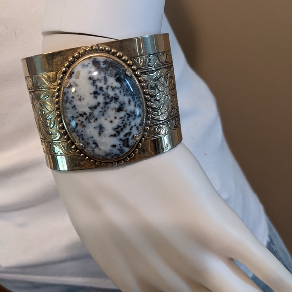 Vintage cuff bracelet w/medalian - Picture 5 of 9